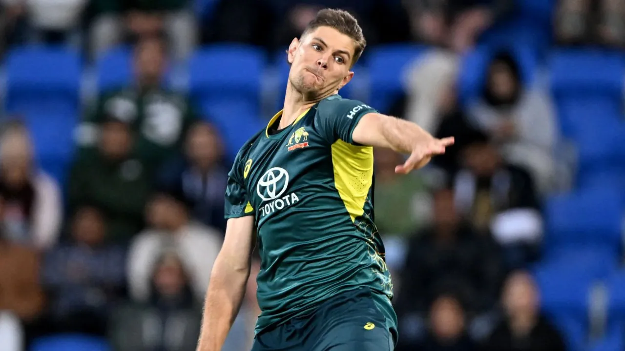 Pakistan experience a horror batting collpase as Hardie claims 3-21