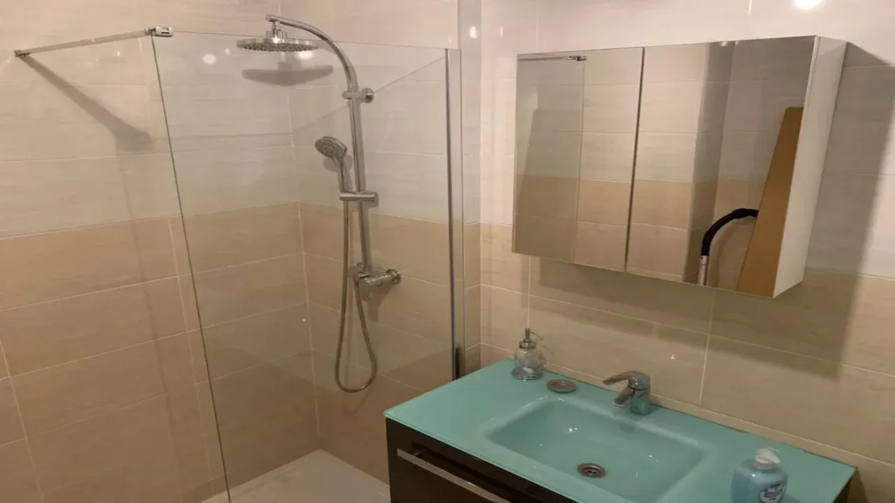 salle de bain blanche et beige