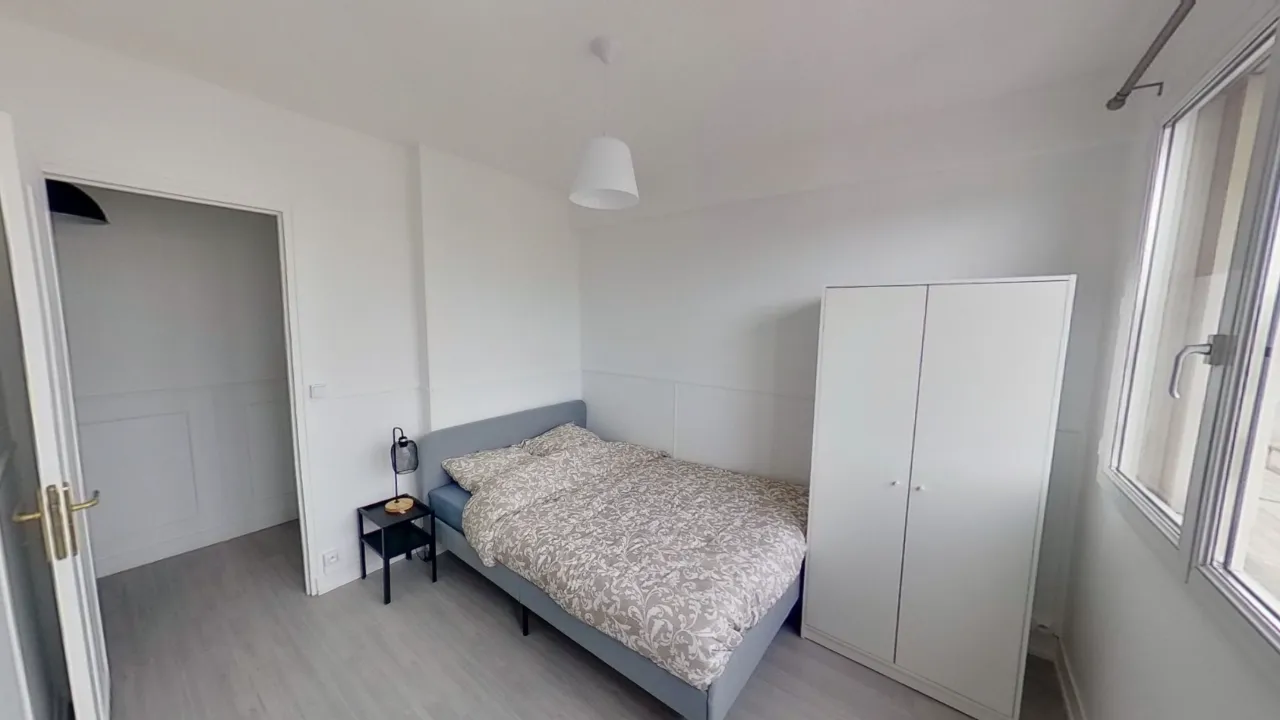 Première chambre meublée avec lit et armoire.