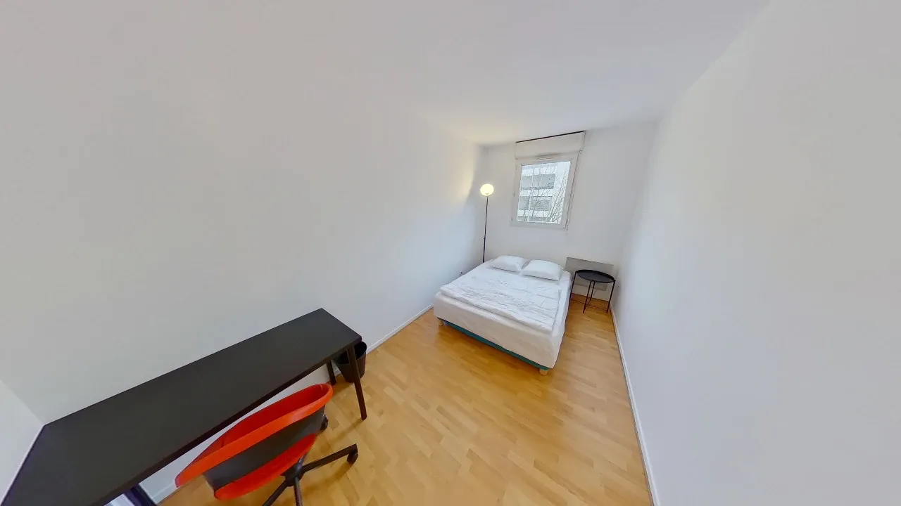 chambre avec lit et bureau