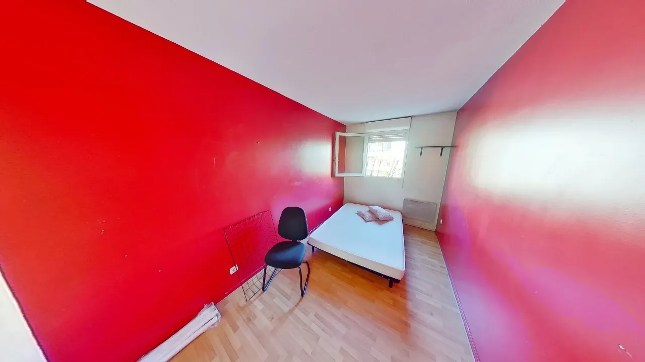 chambre avec murs rouge