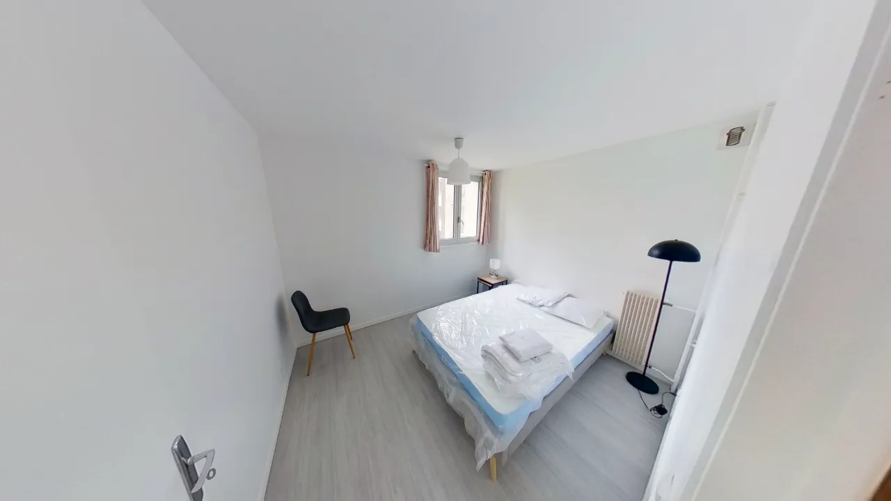 chambre avec mur blanc