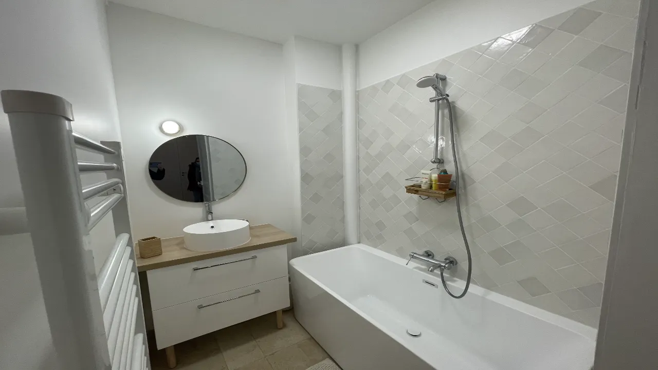 salle de bain blanche et grise