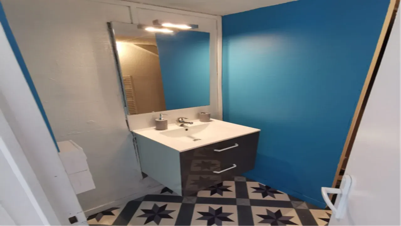 salle de bain bleue et grise