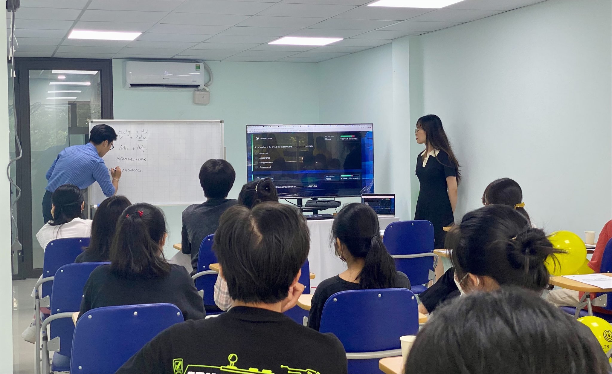giáo viên tâm huyết trên lớp học