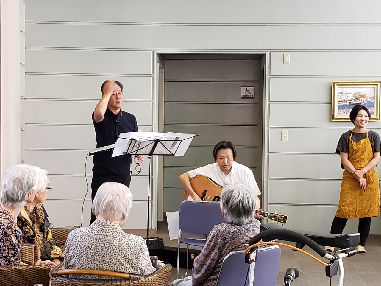 ギターとマイクによる演奏会の様子