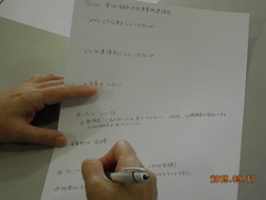 話し合いの内容をメモする手元