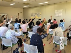 手を挙げてストレッチをする参加者たち
