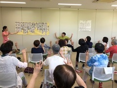 講師が前で体操を実演する様子