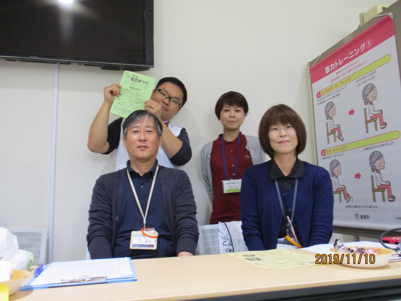 竜王まつりで相談コーナーに立つ職員たち