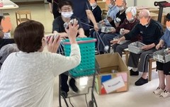 運動会の様子を撮影する職員