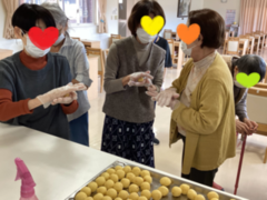 お茶会でお菓子作りを楽しむ利用者たち