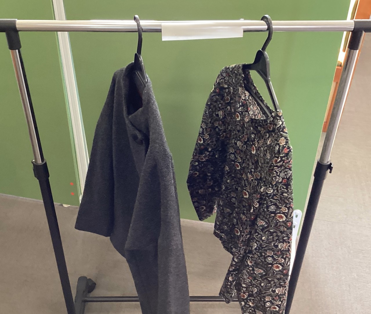 展示された手作りの衣類作品