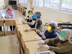 鯉のぼりのお菓子作りをする利用者たち