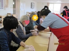 鯉のぼりのお菓子を作る様子