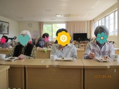 完成した鯉のぼりのお菓子を前にした利用者たち