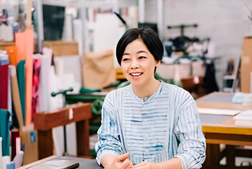 Who teaches Marumizu Gumi Bookbinding Experience?