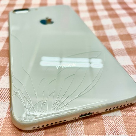 iPhone8Plus背面ガラスパネル破損修理