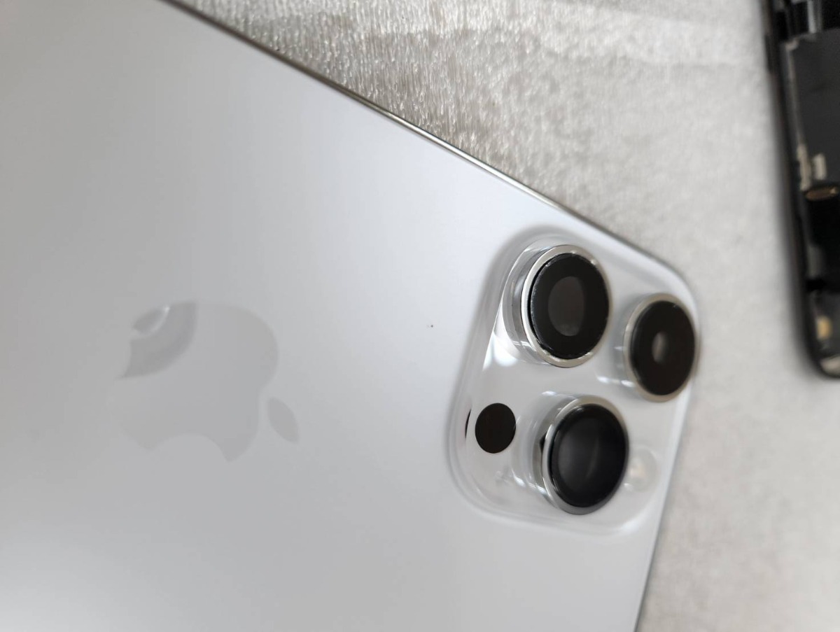 iPhone14：カメラレンズの修理