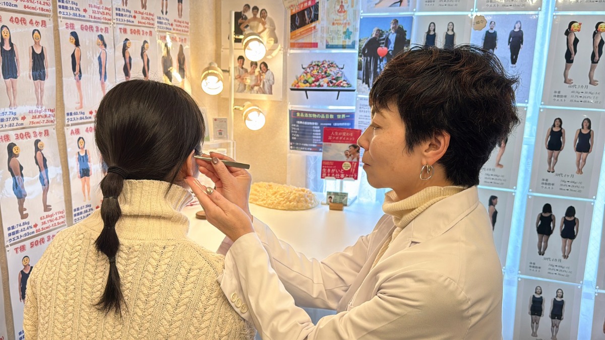 【STEP 2】食欲を自然にコントロールする「耳ツボ施術」