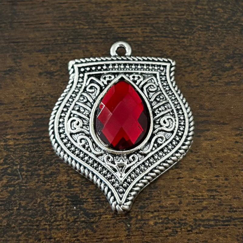 Medaglione con pietra rossa