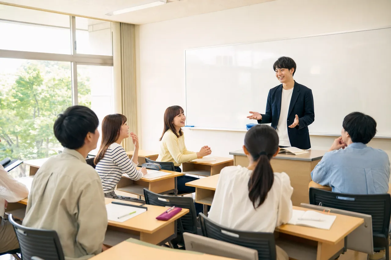 対話型の授業風景 0109。教育をテーマにした、広告・Web・記事制作に使いやすい素材です。