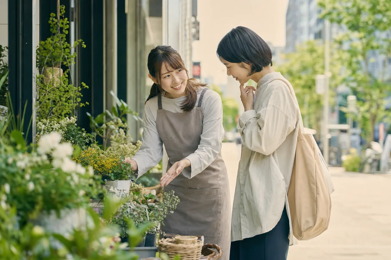 店舗スタッフの接客 0114。ビジネスをテーマにした、広告・Web・記事制作に使いやすい素材です。