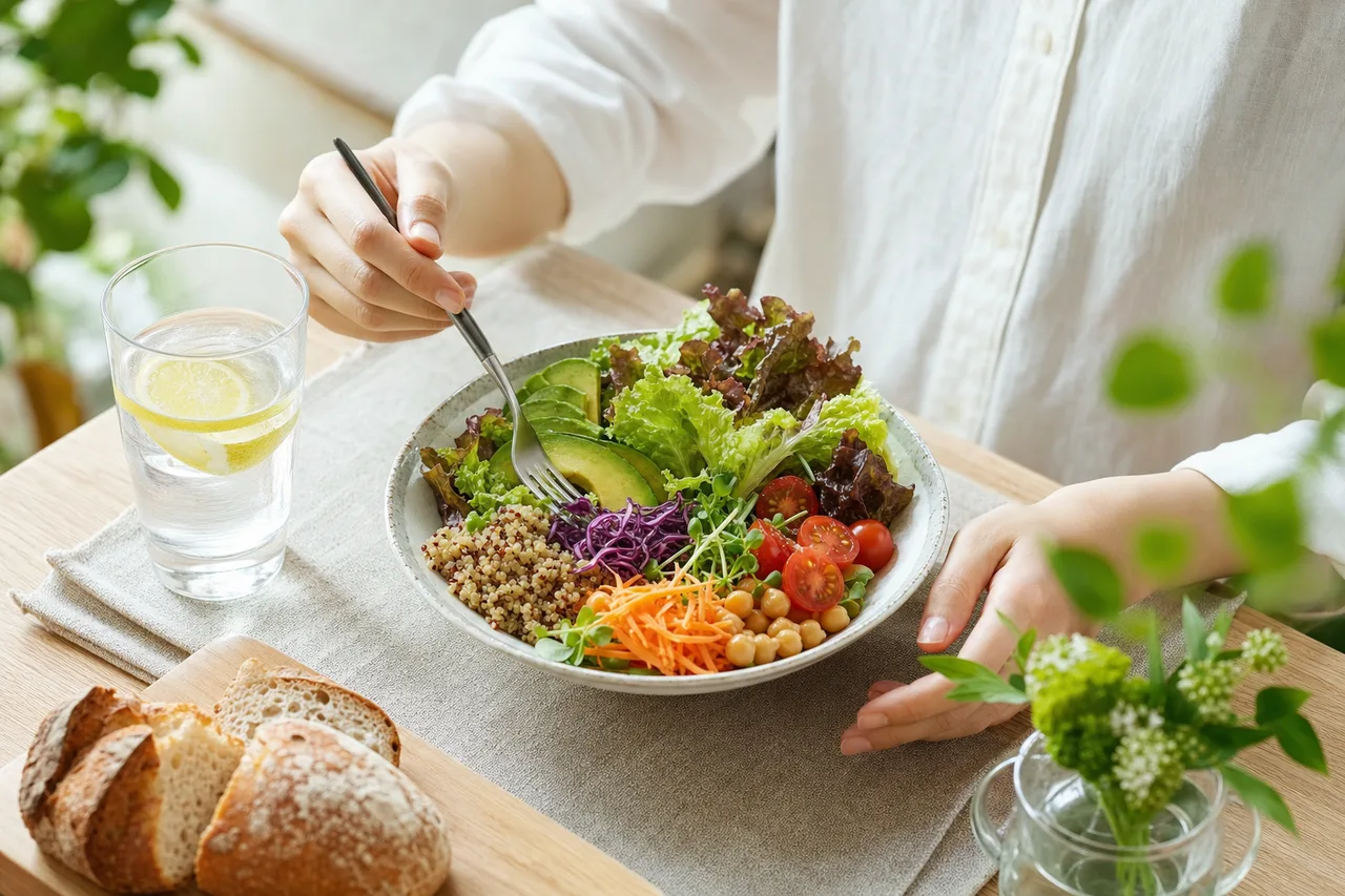 彩り豊かな健康的な料理 0128。食べ物をテーマにした、広告・Web・記事制作に使いやすい素材です。