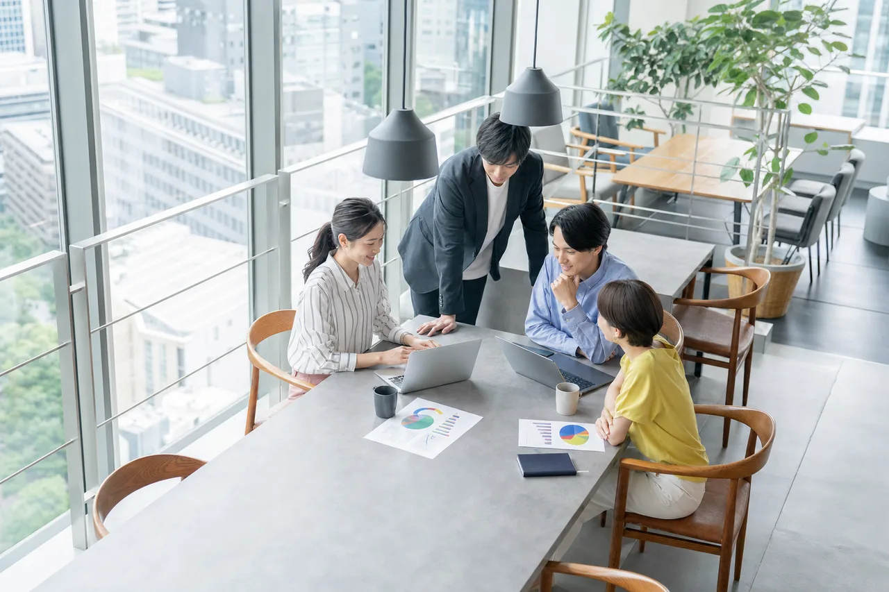 働く日本人のチーム 0161。人物をテーマにした、広告・Web・記事制作に使いやすい素材です。