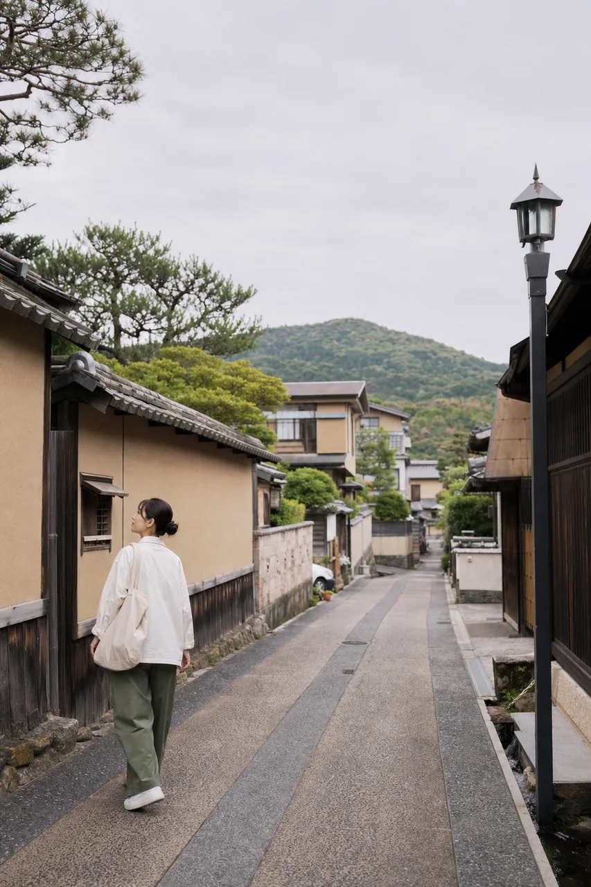 日本の地方都市を歩く旅人 0166。旅行をテーマにした、広告・Web・記事制作に使いやすい素材です。