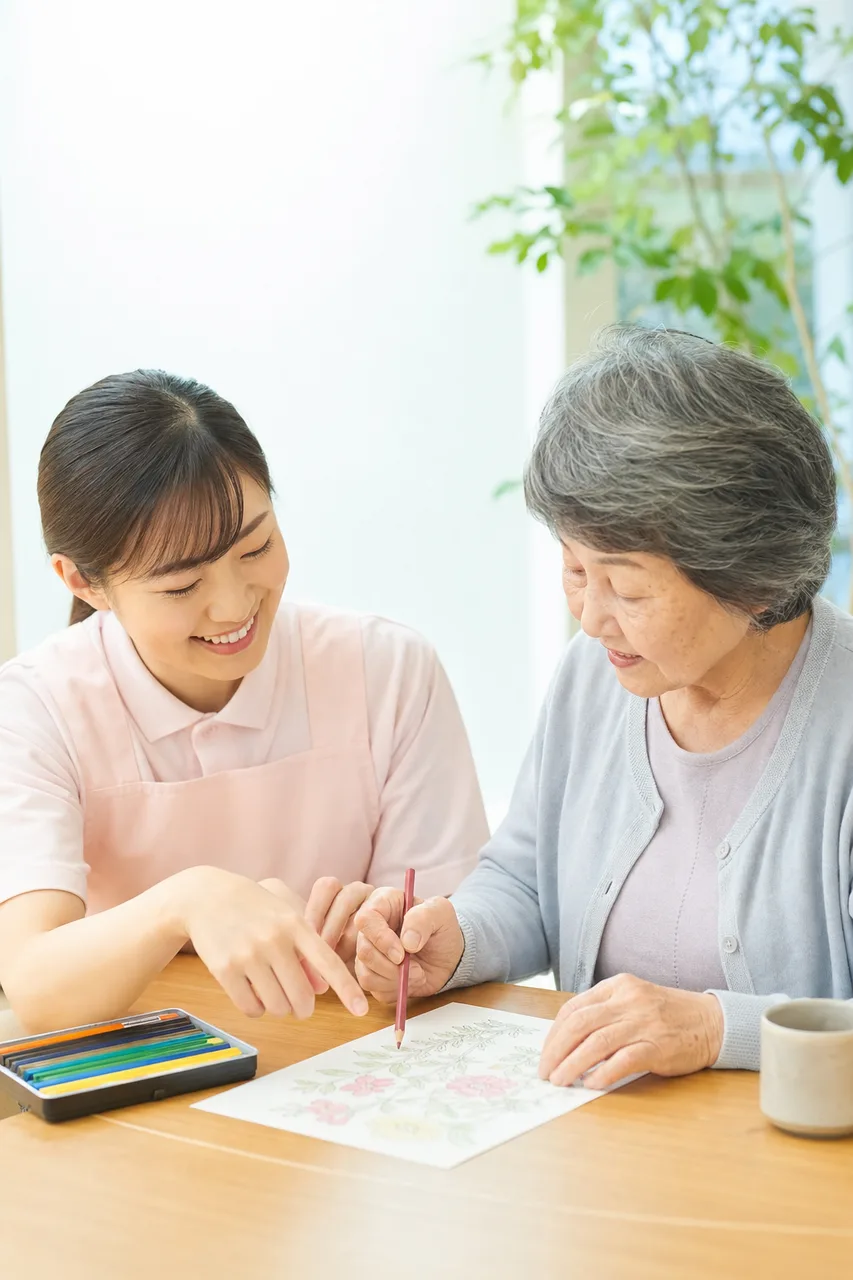 介護スタッフと高齢者 0204。健康・医療をテーマにした、広告・Web・記事制作に使いやすい素材です。