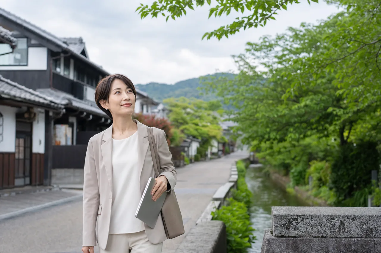 社会人のリスキリング 0253。教育をテーマにした、広告・Web・記事制作に使いやすい素材です。