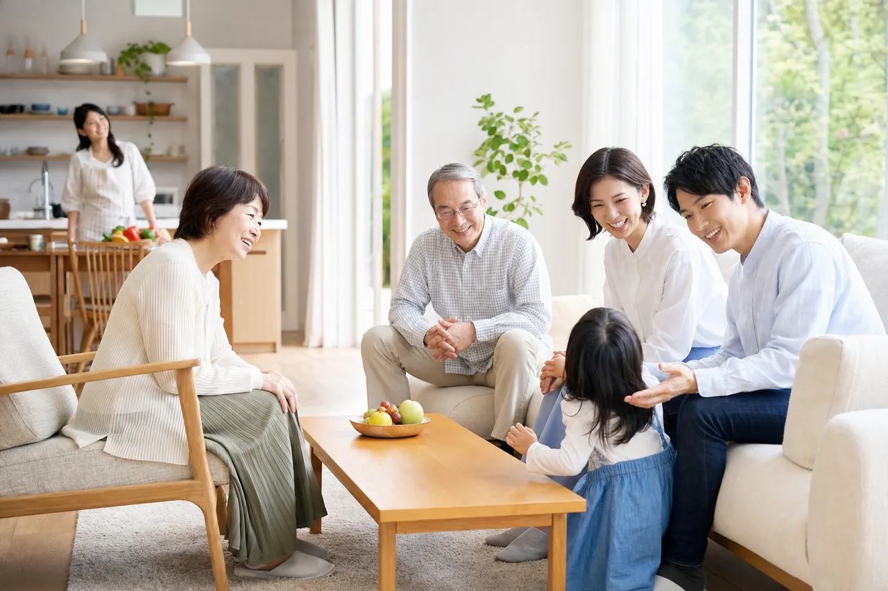 家族が集まるリビング 0254。住宅・建築をテーマにした、広告・Web・記事制作に使いやすい素材です。