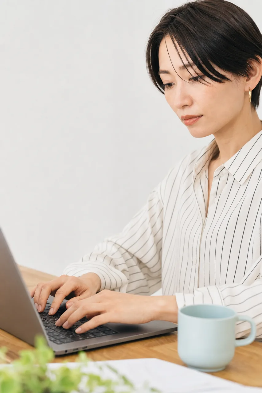 リモートワークの作業風景 0258。ビジネスをテーマにした、広告・Web・記事制作に使いやすい素材です。