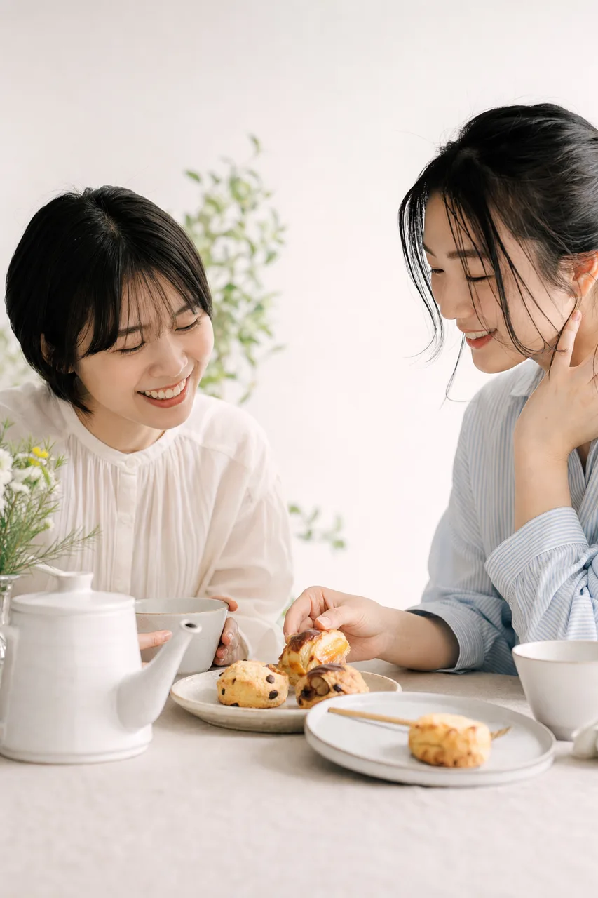 友人と過ごす穏やかな午後 0259。ライフスタイルをテーマにした、広告・Web・記事制作に使いやすい素材です。