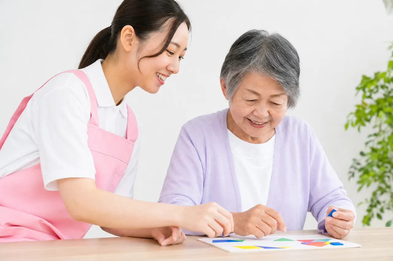 介護スタッフと高齢者 0264。健康・医療をテーマにした、広告・Web・記事制作に使いやすい素材です。