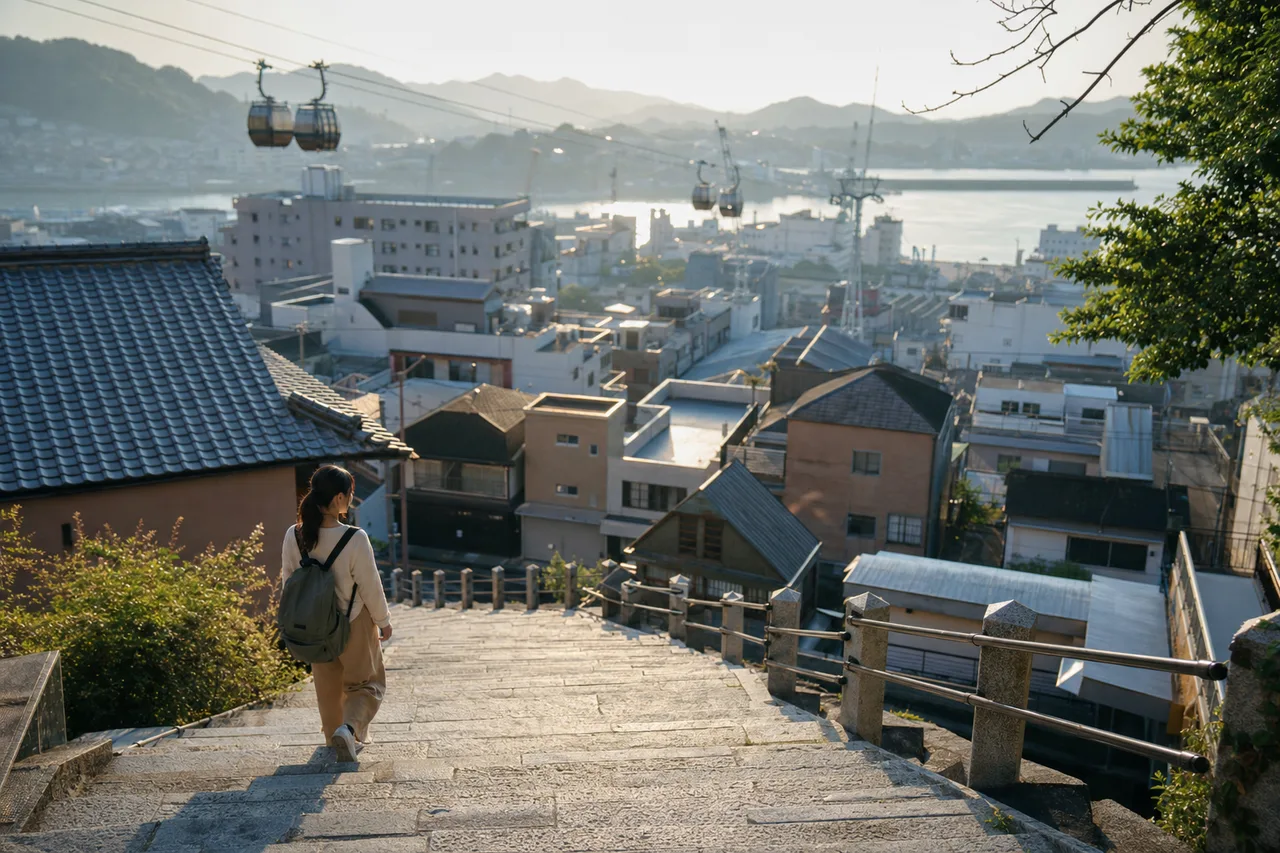 日本の地方都市を歩く旅人 0286。旅行をテーマにした、広告・Web・記事制作に使いやすい素材です。