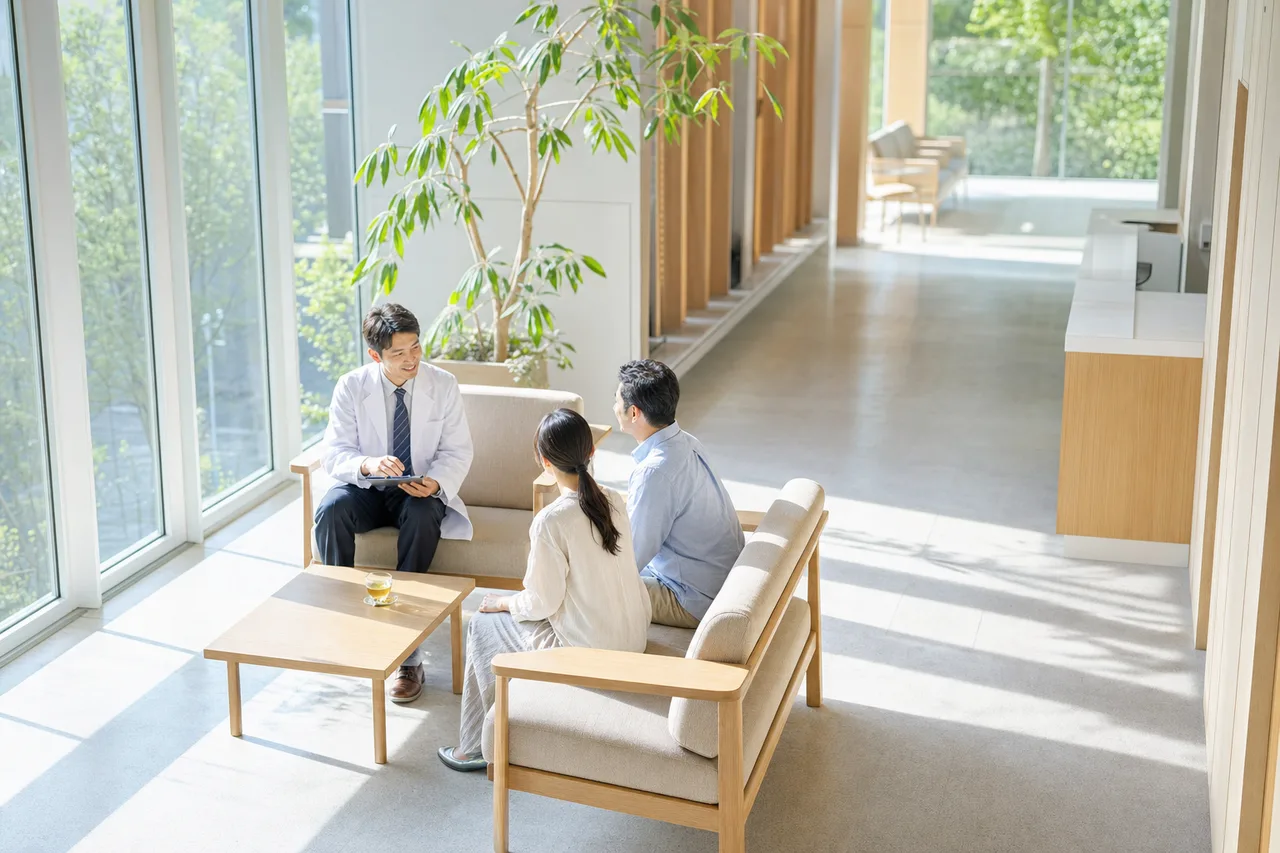 明るい医療施設での相談 0288。健康・医療をテーマにした、広告・Web・記事制作に使いやすい素材です。