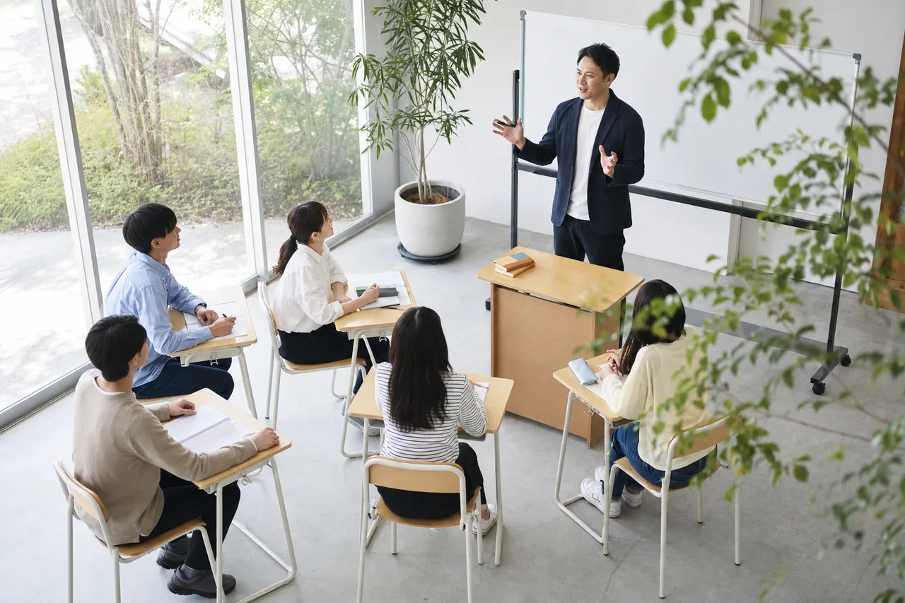 対話型の授業風景 0289。教育をテーマにした、広告・Web・記事制作に使いやすい素材です。