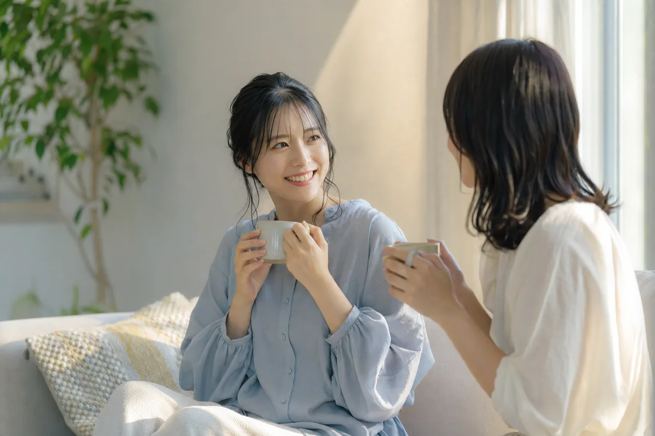友人と過ごす穏やかな午後 0319。ライフスタイルをテーマにした、広告・Web・記事制作に使いやすい素材です。
