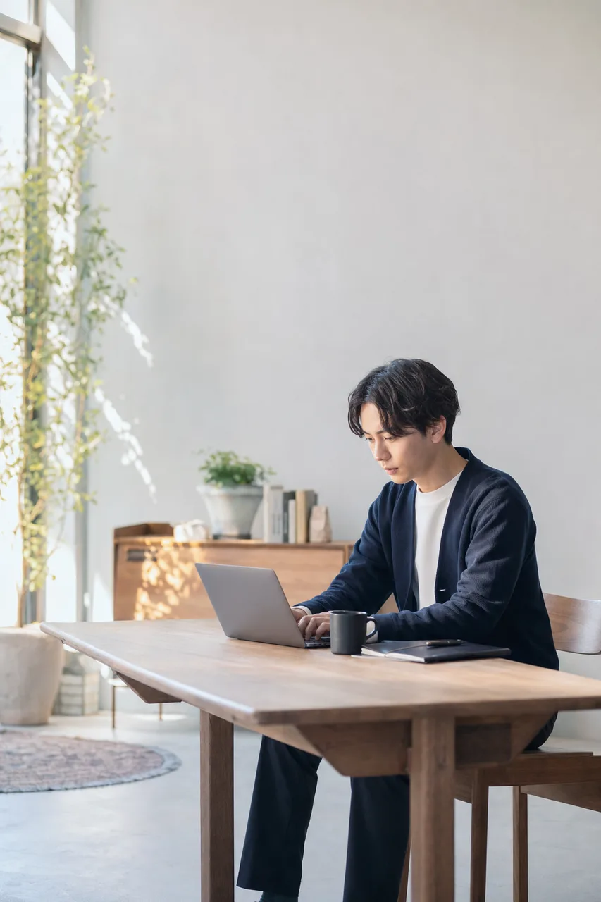 一人で集中する若い社会人 0365。人物をテーマにした、広告・Web・記事制作に使いやすい素材です。