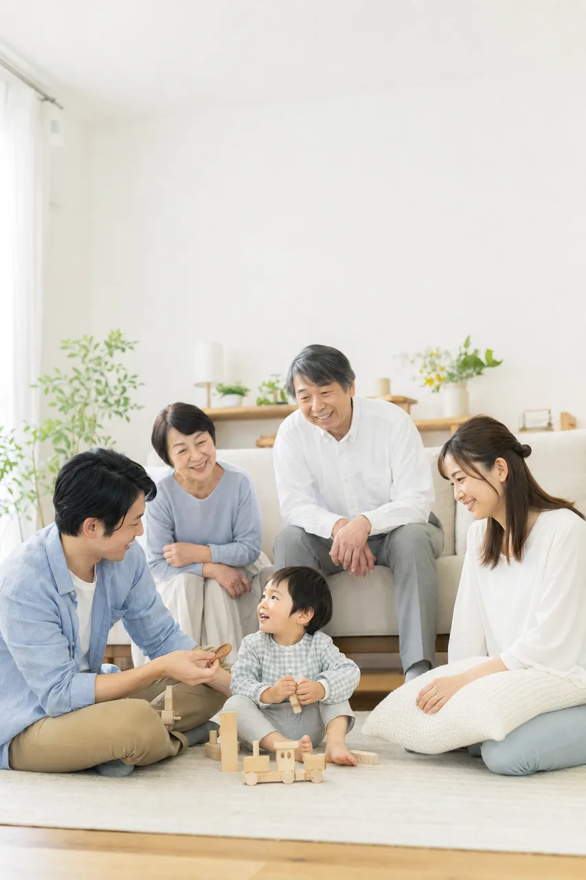 家族が集まるリビング 0374。住宅・建築をテーマにした、広告・Web・記事制作に使いやすい素材です。