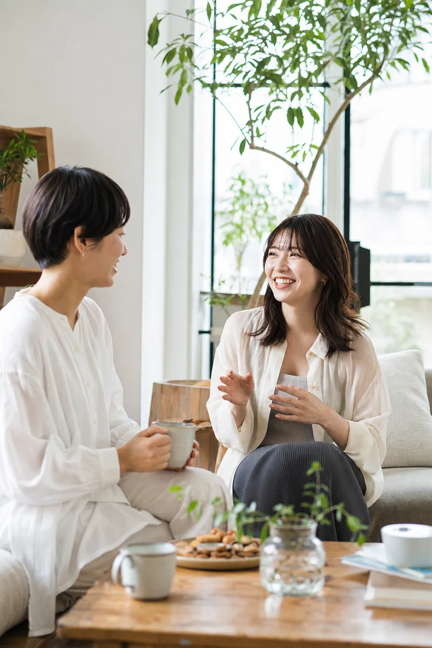 友人と過ごす穏やかな午後 0379。ライフスタイルをテーマにした、広告・Web・記事制作に使いやすい素材です。