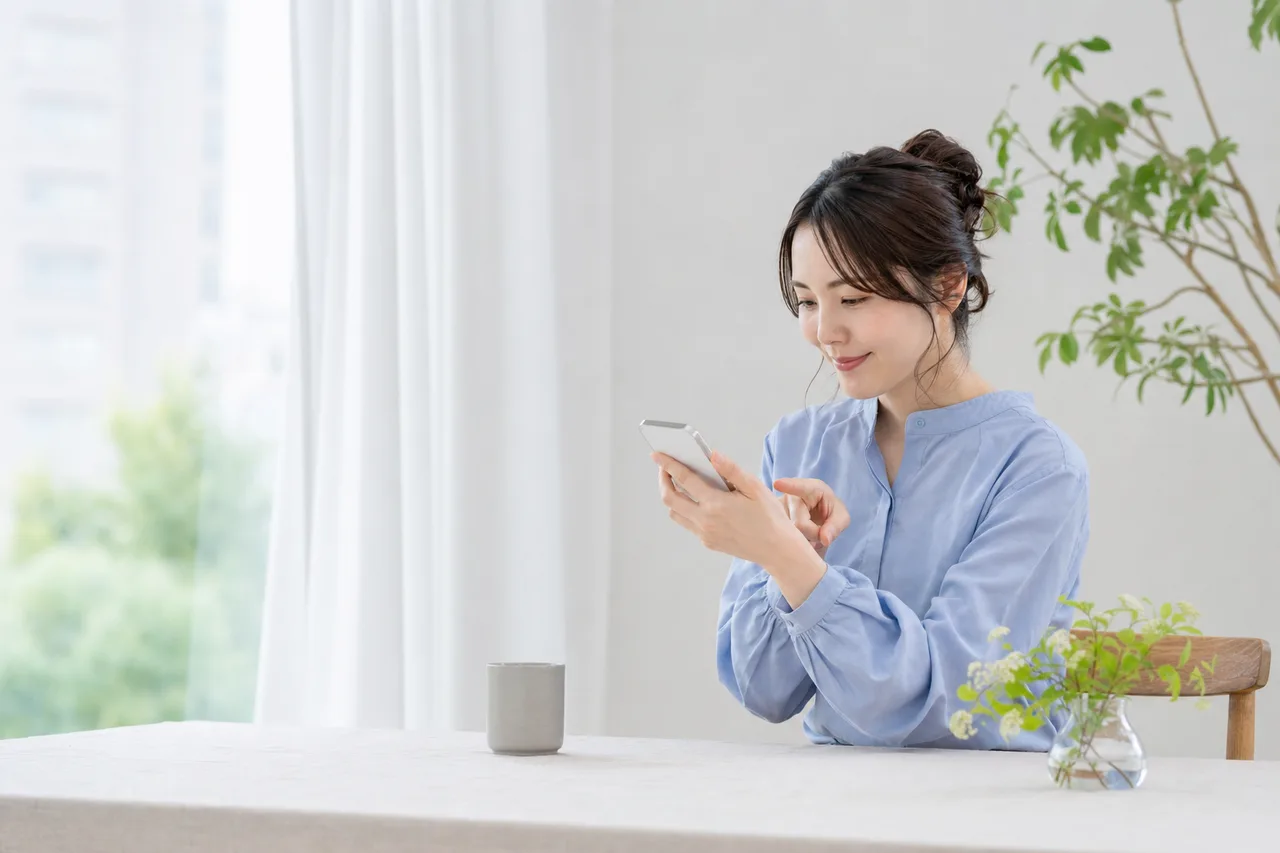 デジタルサービスを使う人 0407。テクノロジーをテーマにした、広告・Web・記事制作に使いやすい素材です。