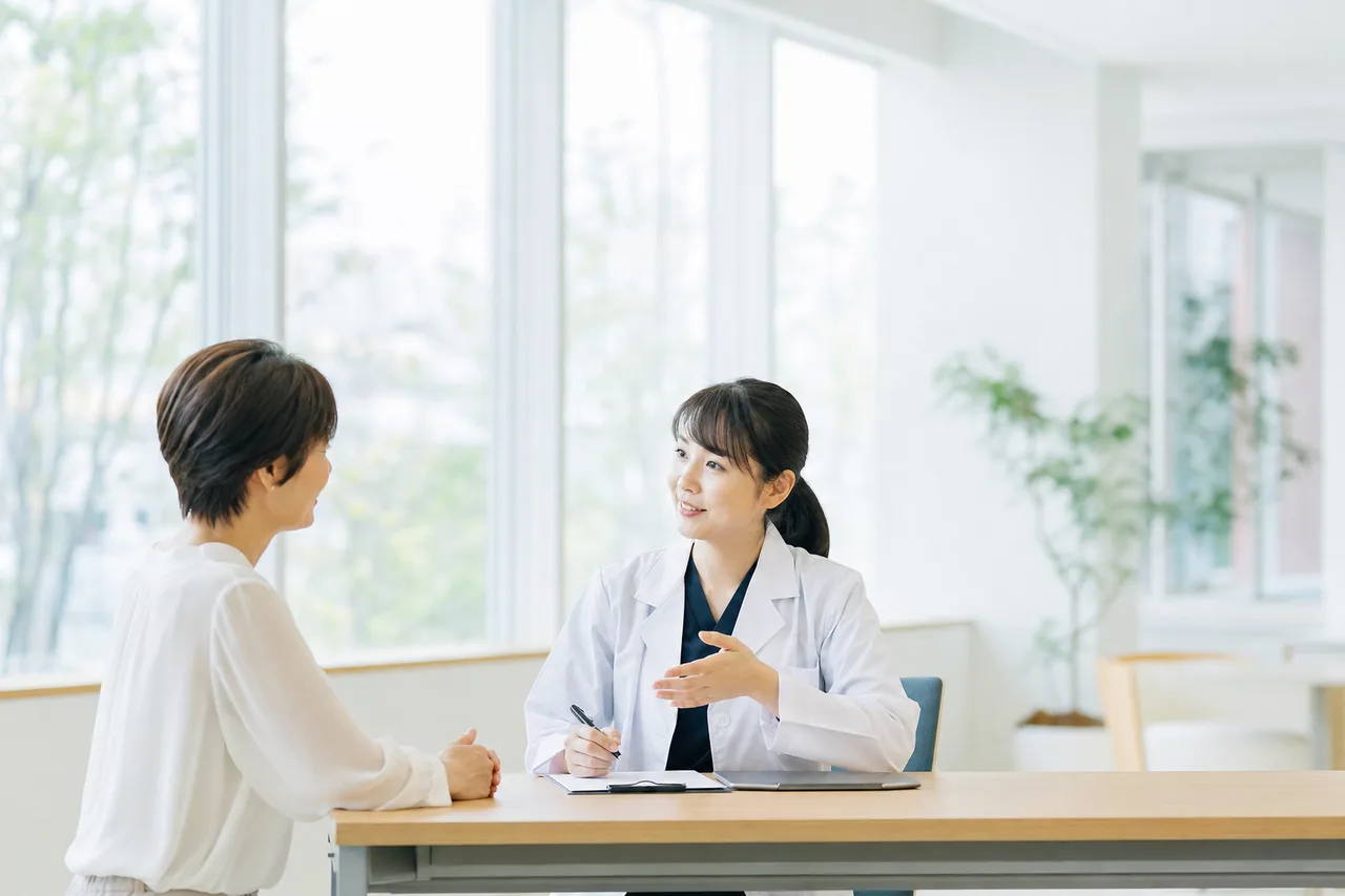 明るい医療施設での相談 0408。健康・医療をテーマにした、広告・Web・記事制作に使いやすい素材です。