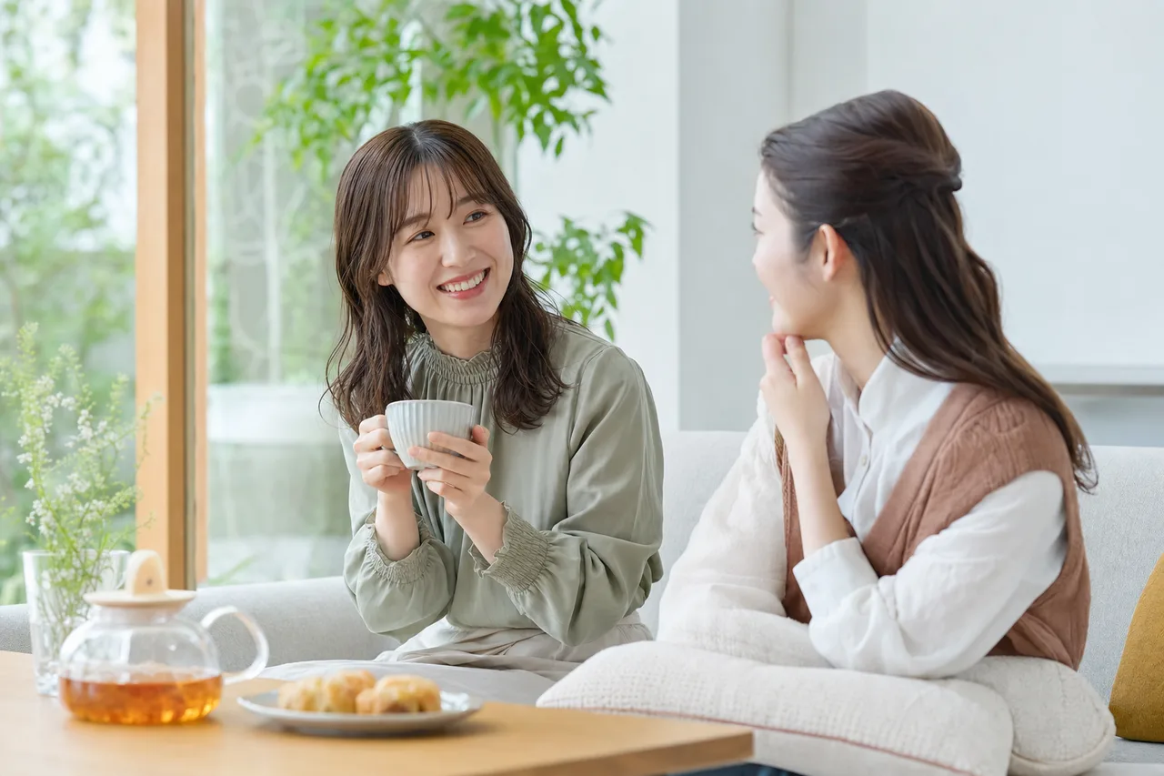 友人と過ごす穏やかな午後 0439。ライフスタイルをテーマにした、広告・Web・記事制作に使いやすい素材です。