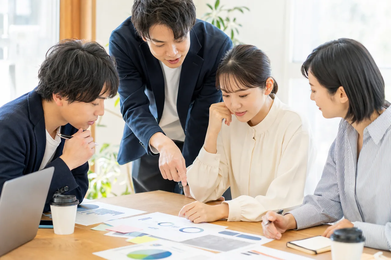 働く日本人のチーム 0461。人物をテーマにした、広告・Web・記事制作に使いやすい素材です。