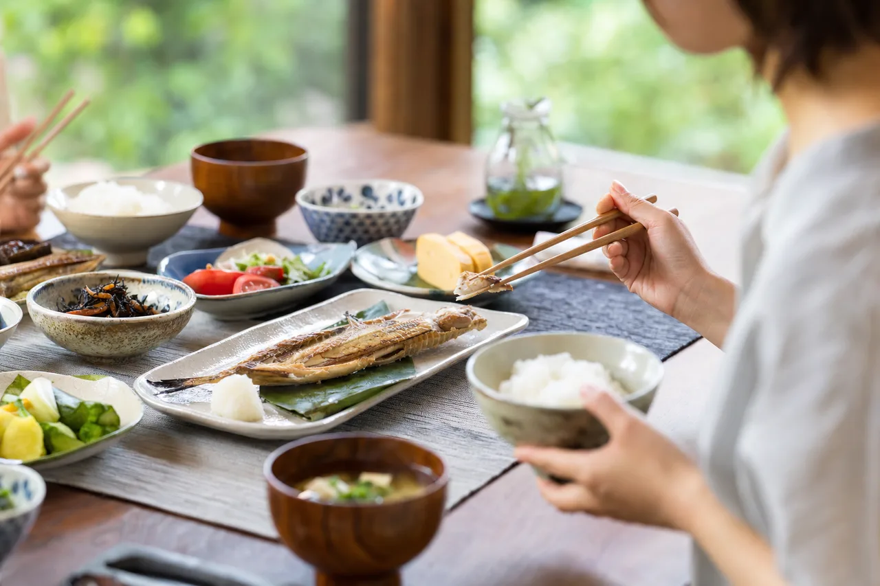 旬の和食の食卓 0464。食べ物をテーマにした、広告・Web・記事制作に使いやすい素材です。