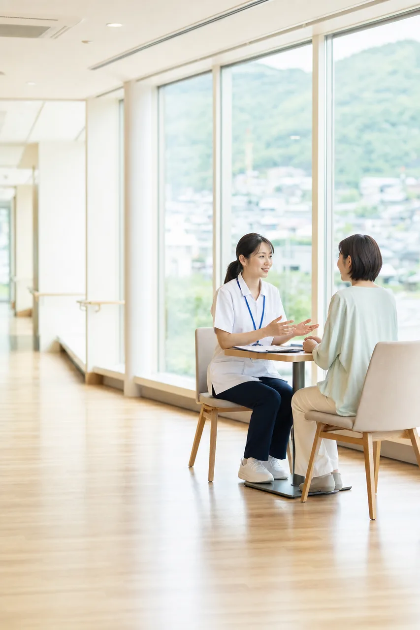 明るい医療施設での相談 0468。健康・医療をテーマにした、広告・Web・記事制作に使いやすい素材です。