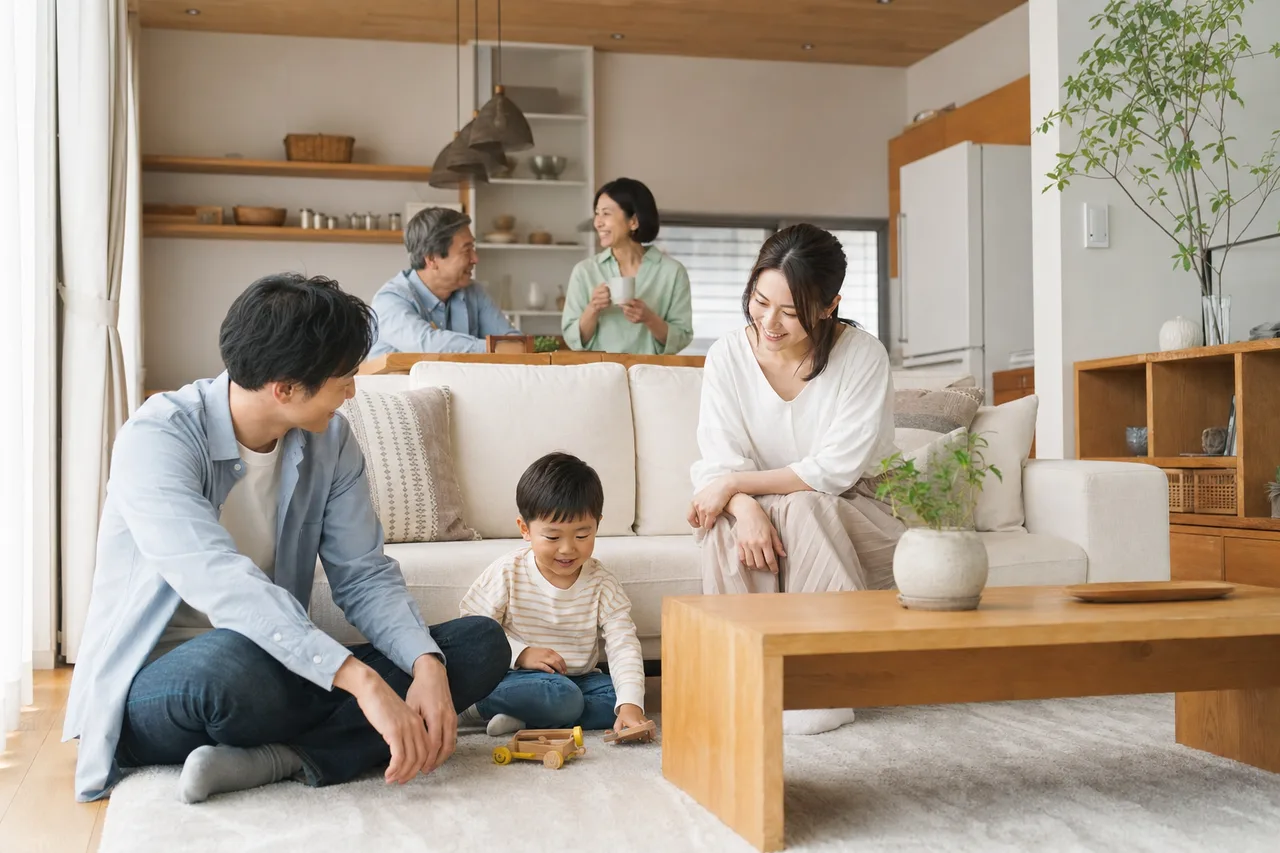 家族が集まるリビング 0494。住宅・建築をテーマにした、広告・Web・記事制作に使いやすい素材です。